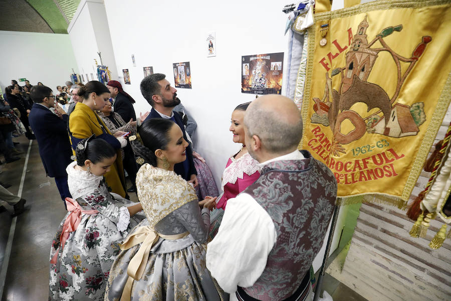 La agrupación del Marítimo ha inaugurado la exposición de bocetos de las fallas que plantarán sus 46 comisiones asociadas. El acto ha tenido lugar en las Reales Atarazanas del Grao, como es ya una tradición, y ha contado con la presencia de las falleras mayores de Valencia, Marina Civera y Sara Larrazábal, y sus cortes que han inaugurado la muestra. Uno de los momentos emotivos es cuando Marina Civera ha coincidido en el saludo con los representantes de su comisión, Barrio San José, y se ha fundido con ellos en un abrazo. Las dos falleras mayores de Valencia han sido las encargadas de realizar la entrega de los premios de laboriosidad y actividad fallera que esta agrupación que preside Pepe Pastor entrega a las diez comisiones que han sido merecedoras de los galardones. Posteriormente, Pastor ha entregado los premios infantiles y mayores a los ganadores de las actividades realizadas durante el ejercicio de 2018-2019. La muestra se podrá ver hasta el domingo. Ese mismo día habrá una muestra de bailes regionales en el interior de las Atarazanas (10.30 h.). Participarán los grupos de las fallas Barrio San José; Doctor J. J. Dómine-Puerto; Progreso-Teatro de la Marina; Blasco Ibáñez-Mestre Ripoll; Aras de Alpuente-Castell de Pop; Arquitecto Alfaro-Francisco Cubells; Barraca-Travesía Iglesia del Rosario, así como los grupos de tabal i dolçaina de las fallas Justo Vilar-Mercado del Cabanyal y Conserva-Berenguer Mallol.