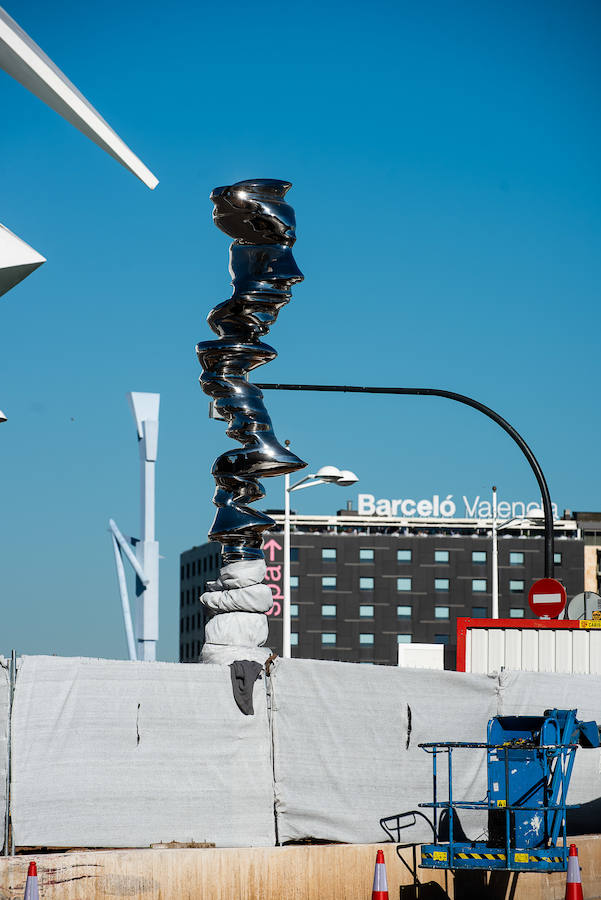 Fotos: Traslado de la escultura &#039;Points of view&#039; de Tony Cragg que Hortensia Herrero compró para Valencia