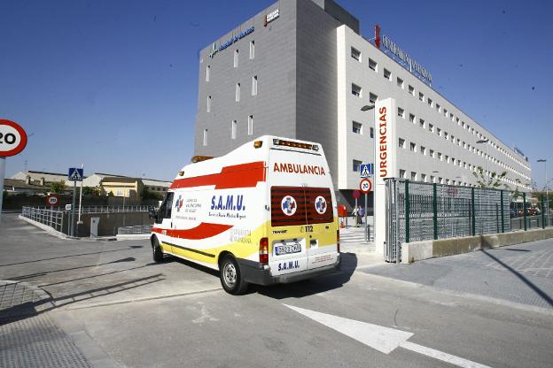 Una ambulancia del SAMU en el Hospital de Manises. 