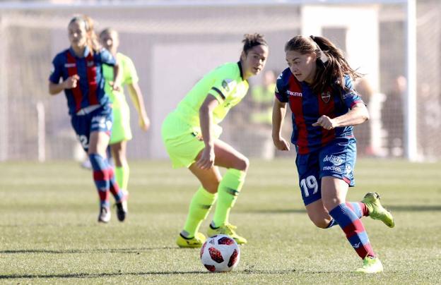 Banini conduce el balón durante el partido de ayer contra el Barcelona. 