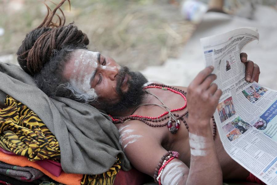 El 'Kumbh Mela' es una de las mayores celebraciones religiosas del hinduismo y se ha celebrado este fin de semana en Allahabad (India). Esta cita congrega a centenares de personas a orillas del Ganges, ya que los hidús creen que al sumergirse en sus aguas quedarán absueltos de todos sus pecados. Al rito acuden multitud de peregrinos de todas las religiones y sectas, incluidos los 'sadhu' (monjes), retratados en estas imágenes. Hay muchas clases de 'sadhus'. Los más sorprendentes son los 'Nagas', que viven desnudos, cubiertos solamente con un «vibhuti» o cenizas sagradas y dejan crecer su pelo en bucles llamados «jata».