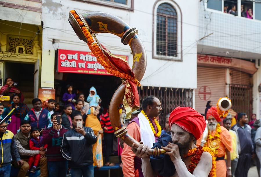 El 'Kumbh Mela' es una de las mayores celebraciones religiosas del hinduismo y se ha celebrado este fin de semana en Allahabad (India). Esta cita congrega a centenares de personas a orillas del Ganges, ya que los hidús creen que al sumergirse en sus aguas quedarán absueltos de todos sus pecados. Al rito acuden multitud de peregrinos de todas las religiones y sectas, incluidos los 'sadhu' (monjes), retratados en estas imágenes. Hay muchas clases de 'sadhus'. Los más sorprendentes son los 'Nagas', que viven desnudos, cubiertos solamente con un «vibhuti» o cenizas sagradas y dejan crecer su pelo en bucles llamados «jata».