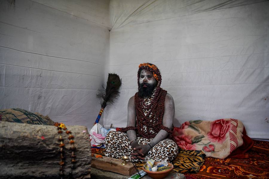 El 'Kumbh Mela' es una de las mayores celebraciones religiosas del hinduismo y se ha celebrado este fin de semana en Allahabad (India). Esta cita congrega a centenares de personas a orillas del Ganges, ya que los hidús creen que al sumergirse en sus aguas quedarán absueltos de todos sus pecados. Al rito acuden multitud de peregrinos de todas las religiones y sectas, incluidos los 'sadhu' (monjes), retratados en estas imágenes. Hay muchas clases de 'sadhus'. Los más sorprendentes son los 'Nagas', que viven desnudos, cubiertos solamente con un «vibhuti» o cenizas sagradas y dejan crecer su pelo en bucles llamados «jata».