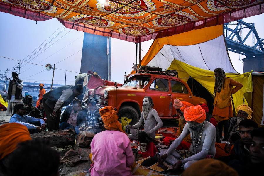 El 'Kumbh Mela' es una de las mayores celebraciones religiosas del hinduismo y se ha celebrado este fin de semana en Allahabad (India). Esta cita congrega a centenares de personas a orillas del Ganges, ya que los hidús creen que al sumergirse en sus aguas quedarán absueltos de todos sus pecados. Al rito acuden multitud de peregrinos de todas las religiones y sectas, incluidos los 'sadhu' (monjes), retratados en estas imágenes. Hay muchas clases de 'sadhus'. Los más sorprendentes son los 'Nagas', que viven desnudos, cubiertos solamente con un «vibhuti» o cenizas sagradas y dejan crecer su pelo en bucles llamados «jata».