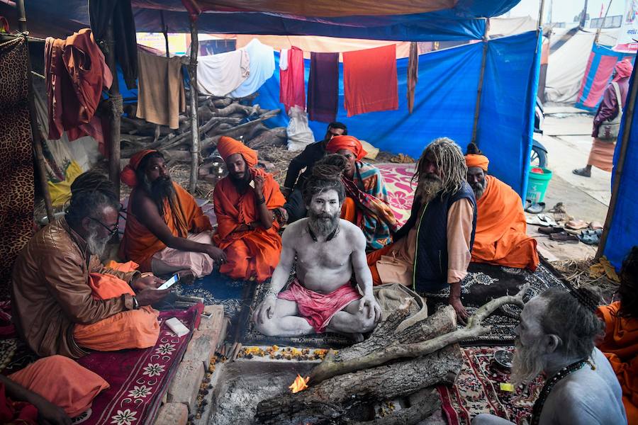 El 'Kumbh Mela' es una de las mayores celebraciones religiosas del hinduismo y se ha celebrado este fin de semana en Allahabad (India). Esta cita congrega a centenares de personas a orillas del Ganges, ya que los hidús creen que al sumergirse en sus aguas quedarán absueltos de todos sus pecados. Al rito acuden multitud de peregrinos de todas las religiones y sectas, incluidos los 'sadhu' (monjes), retratados en estas imágenes. Hay muchas clases de 'sadhus'. Los más sorprendentes son los 'Nagas', que viven desnudos, cubiertos solamente con un «vibhuti» o cenizas sagradas y dejan crecer su pelo en bucles llamados «jata».