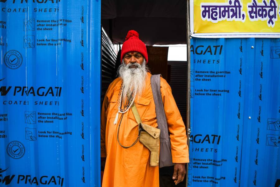 El 'Kumbh Mela' es una de las mayores celebraciones religiosas del hinduismo y se ha celebrado este fin de semana en Allahabad (India). Esta cita congrega a centenares de personas a orillas del Ganges, ya que los hidús creen que al sumergirse en sus aguas quedarán absueltos de todos sus pecados. Al rito acuden multitud de peregrinos de todas las religiones y sectas, incluidos los 'sadhu' (monjes), retratados en estas imágenes. Hay muchas clases de 'sadhus'. Los más sorprendentes son los 'Nagas', que viven desnudos, cubiertos solamente con un «vibhuti» o cenizas sagradas y dejan crecer su pelo en bucles llamados «jata».