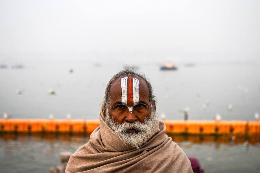 El 'Kumbh Mela' es una de las mayores celebraciones religiosas del hinduismo y se ha celebrado este fin de semana en Allahabad (India). Esta cita congrega a centenares de personas a orillas del Ganges, ya que los hidús creen que al sumergirse en sus aguas quedarán absueltos de todos sus pecados. Al rito acuden multitud de peregrinos de todas las religiones y sectas, incluidos los 'sadhu' (monjes), retratados en estas imágenes. Hay muchas clases de 'sadhus'. Los más sorprendentes son los 'Nagas', que viven desnudos, cubiertos solamente con un «vibhuti» o cenizas sagradas y dejan crecer su pelo en bucles llamados «jata».