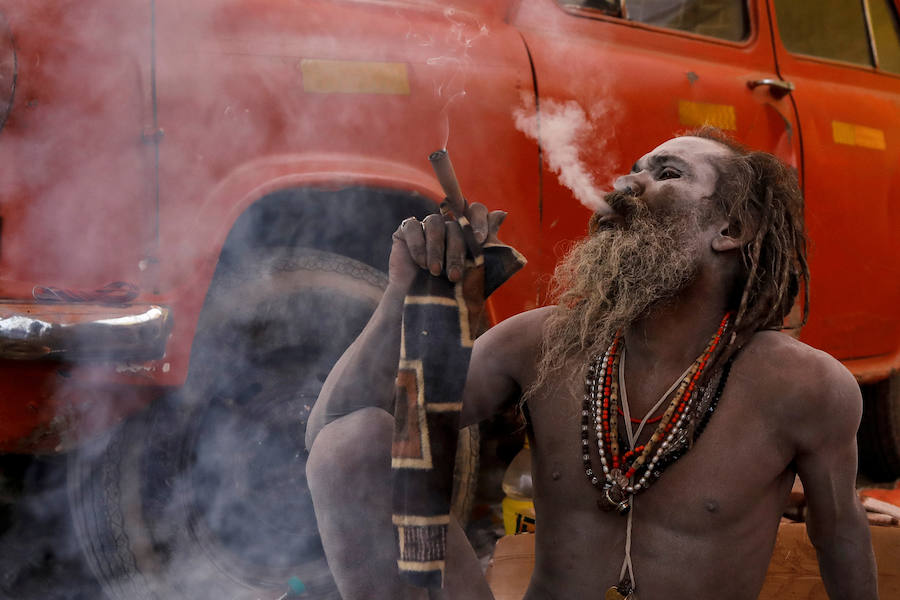 El 'Kumbh Mela' es una de las mayores celebraciones religiosas del hinduismo y se ha celebrado este fin de semana en Allahabad (India). Esta cita congrega a centenares de personas a orillas del Ganges, ya que los hidús creen que al sumergirse en sus aguas quedarán absueltos de todos sus pecados. Al rito acuden multitud de peregrinos de todas las religiones y sectas, incluidos los 'sadhu' (monjes), retratados en estas imágenes. Hay muchas clases de 'sadhus'. Los más sorprendentes son los 'Nagas', que viven desnudos, cubiertos solamente con un «vibhuti» o cenizas sagradas y dejan crecer su pelo en bucles llamados «jata».