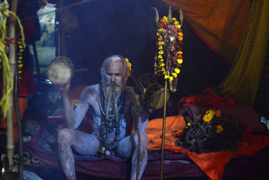 El 'Kumbh Mela' es una de las mayores celebraciones religiosas del hinduismo y se ha celebrado este fin de semana en Allahabad (India). Esta cita congrega a centenares de personas a orillas del Ganges, ya que los hidús creen que al sumergirse en sus aguas quedarán absueltos de todos sus pecados. Al rito acuden multitud de peregrinos de todas las religiones y sectas, incluidos los 'sadhu' (monjes), retratados en estas imágenes. Hay muchas clases de 'sadhus'. Los más sorprendentes son los 'Nagas', que viven desnudos, cubiertos solamente con un «vibhuti» o cenizas sagradas y dejan crecer su pelo en bucles llamados «jata».