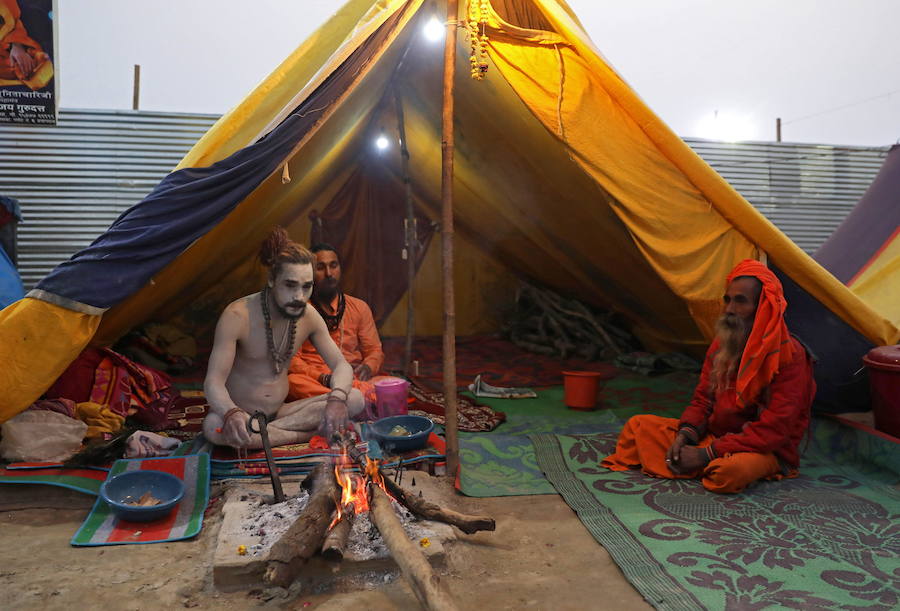 El 'Kumbh Mela' es una de las mayores celebraciones religiosas del hinduismo y se ha celebrado este fin de semana en Allahabad (India). Esta cita congrega a centenares de personas a orillas del Ganges, ya que los hidús creen que al sumergirse en sus aguas quedarán absueltos de todos sus pecados. Al rito acuden multitud de peregrinos de todas las religiones y sectas, incluidos los 'sadhu' (monjes), retratados en estas imágenes. Hay muchas clases de 'sadhus'. Los más sorprendentes son los 'Nagas', que viven desnudos, cubiertos solamente con un «vibhuti» o cenizas sagradas y dejan crecer su pelo en bucles llamados «jata».