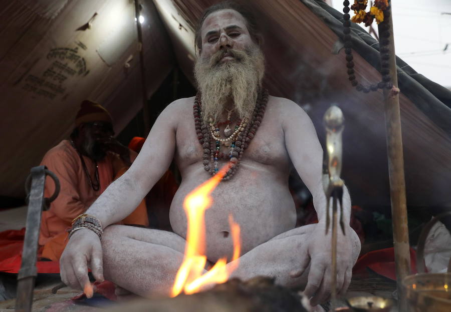 El 'Kumbh Mela' es una de las mayores celebraciones religiosas del hinduismo y se ha celebrado este fin de semana en Allahabad (India). Esta cita congrega a centenares de personas a orillas del Ganges, ya que los hidús creen que al sumergirse en sus aguas quedarán absueltos de todos sus pecados. Al rito acuden multitud de peregrinos de todas las religiones y sectas, incluidos los 'sadhu' (monjes), retratados en estas imágenes. Hay muchas clases de 'sadhus'. Los más sorprendentes son los 'Nagas', que viven desnudos, cubiertos solamente con un «vibhuti» o cenizas sagradas y dejan crecer su pelo en bucles llamados «jata».