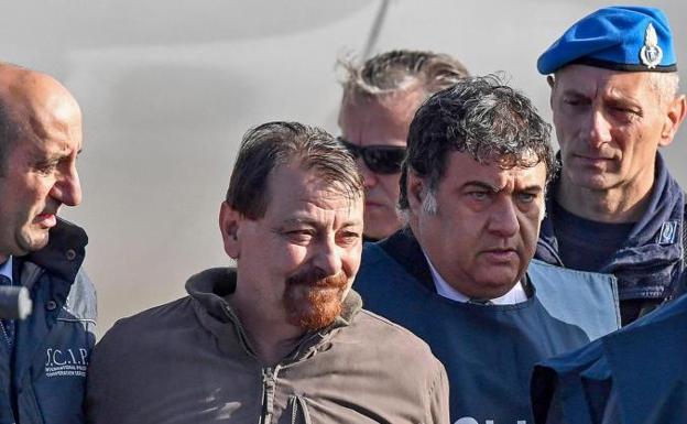 Cesare Battisti (C), miembro del grupo terrorista italiano Proletarios Armados por el Comunismo (PAC)