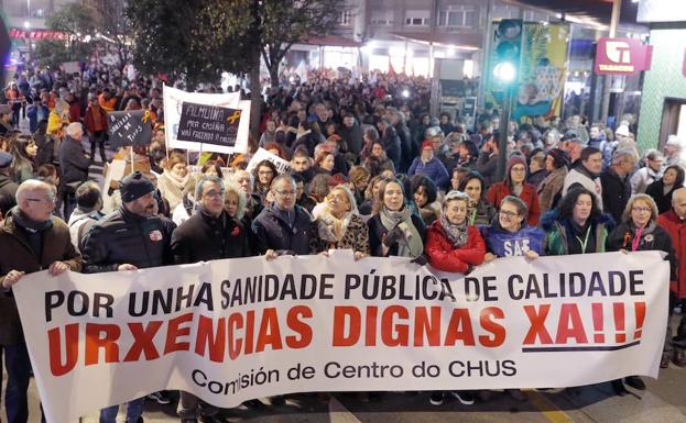 Más de un millar de personas pide en Santiago mejoras en urgencias sanitarias.