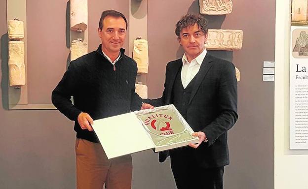 El alcalde de Riba-roja, Robert Raga, con el secretario autonómico de Turismo, Francesc Colomer.