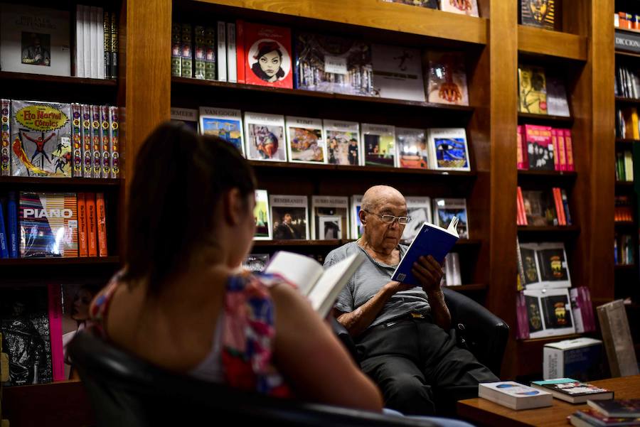 En la librería trabajan 50 personas, encargadas de asesorar a los visitantes.