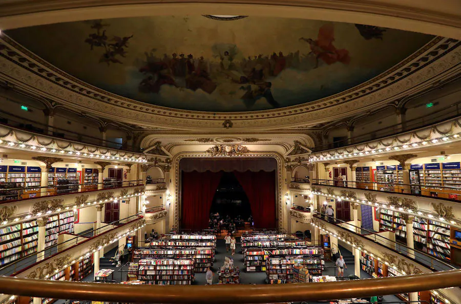 Se convirtió en librería en el año 2000 por un acuerdo con el Grupo Ihlsa que posee, entre otras firmas, la editorial El Ateneo y las famosas cadenas de librerías en Argentina: Yenny y El Ateneo.