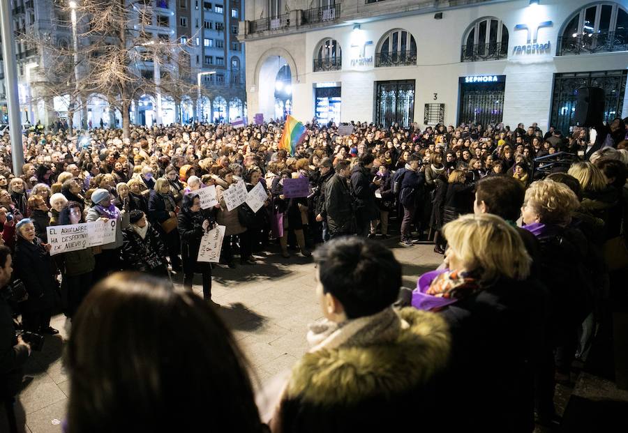 Las feministas lanzaron este martes una amplia movilización en toda España en contra del partido ultraderechista Vox, que causó indignación al denunciar la ley de violencia de género, hasta ahora apoyada de forma unánime por la clase política.