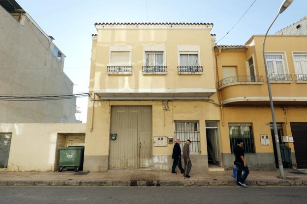 Varias personas pasan por la planta baja de Callosa donde se produjo la presunta agresión. 