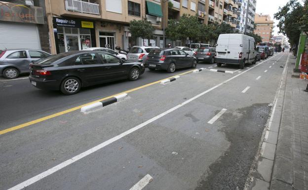 Carril bici de la avenida de Burjassot, donde se ha dejado un único carril para los coches. 