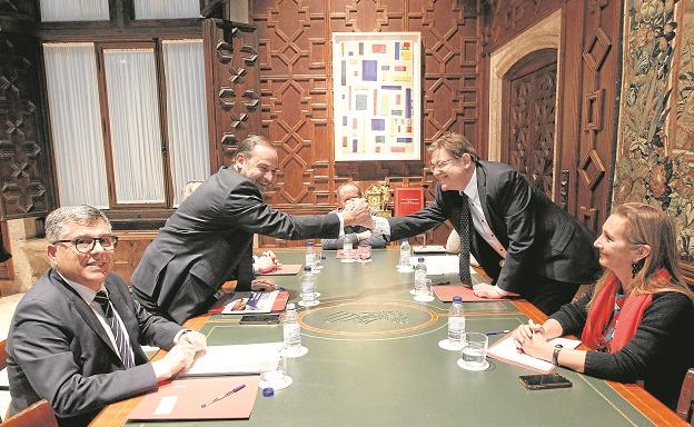 Ábalos y Puig se saludan, ayer, en la reunión a la que también asistieron Salvador y Fulgencio.