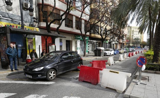 Obras del carril bici de Reino de Valencia, junto a la parada del autobús.