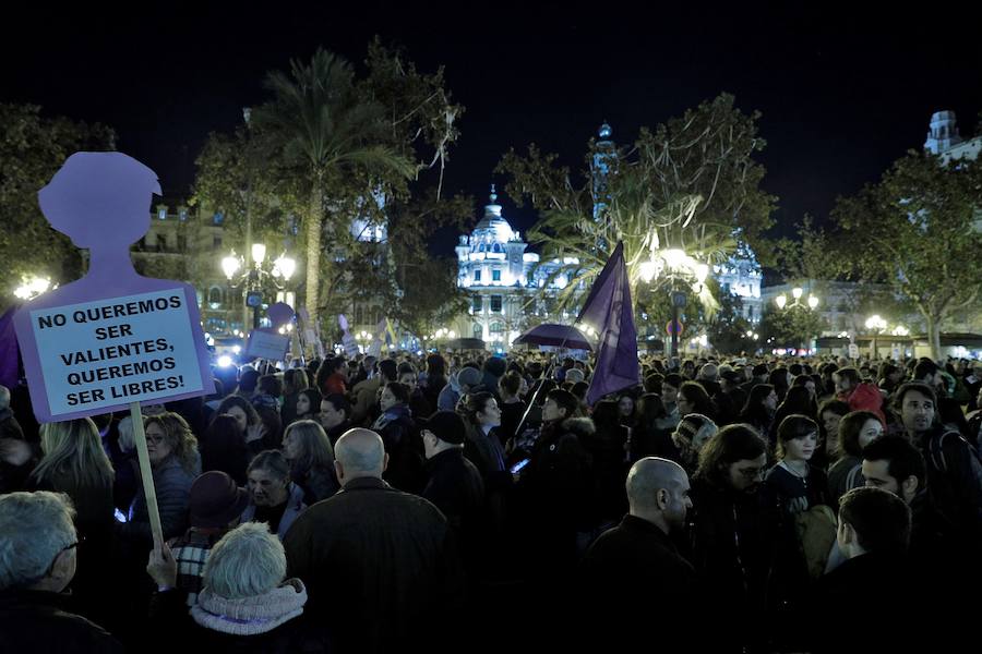 Concentración en la plaza del Ayuntamiento de Valencia.