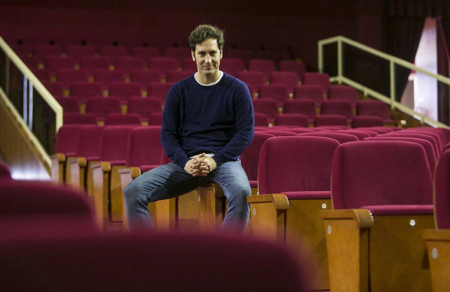 Álex Gadea visita el escenario del Gran Teatro de Alzira, el lugar que le vio nacer como actor hace ya más de una década. El caso del intérprete de Alzira es la muestra de que unos buenos profesores pueden resultar determinantes para descubrir una vocación.