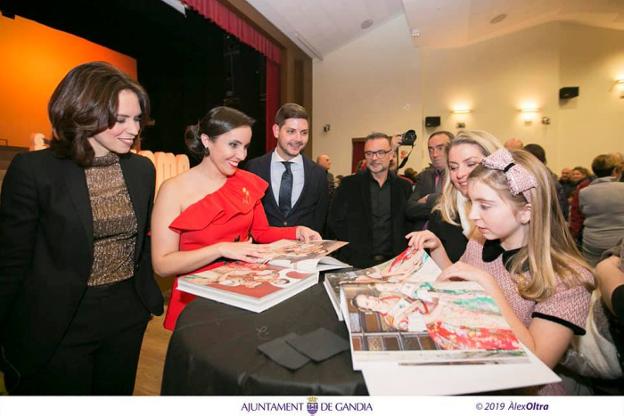 Diana Morant, Laura Puig, José Manuel Prieto y Júlia Perles observan el Foc i Flama. 