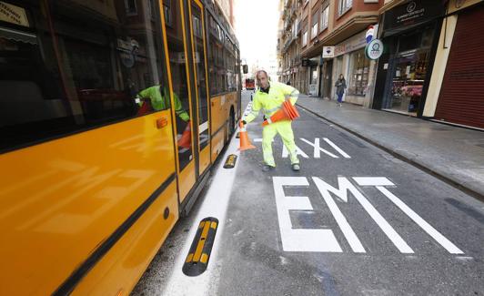 Obras del carril bus en la calle Ángel Guimerá