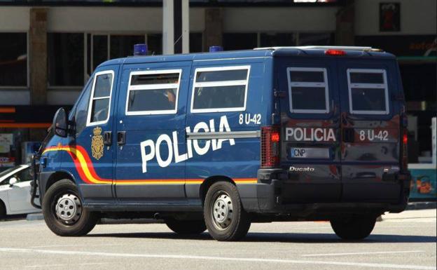 Detenidos unos padres que estaban borrachos y dormidos mientras ardía el árbol de Navidad en su casa