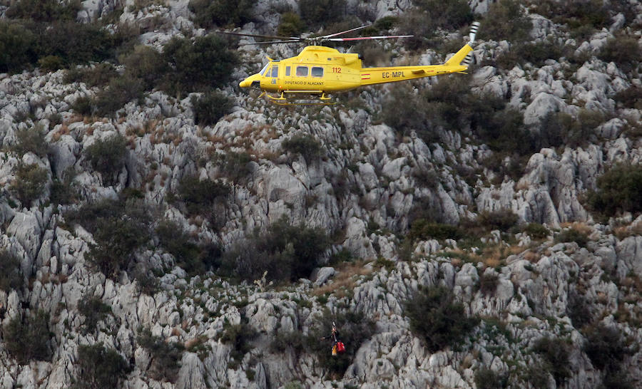 Fotos: Los bomberos rescatan a una pareja que practicaba escalada en Alcalalí