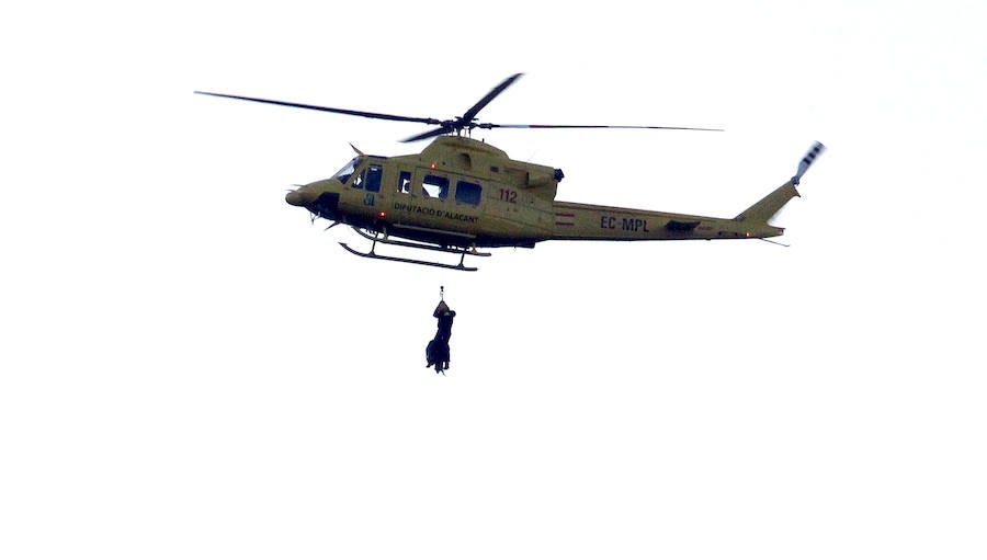 Fotos: Los bomberos rescatan a una pareja que practicaba escalada en Alcalalí