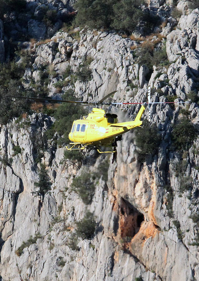 Fotos: Los bomberos rescatan a una pareja que practicaba escalada en Alcalalí