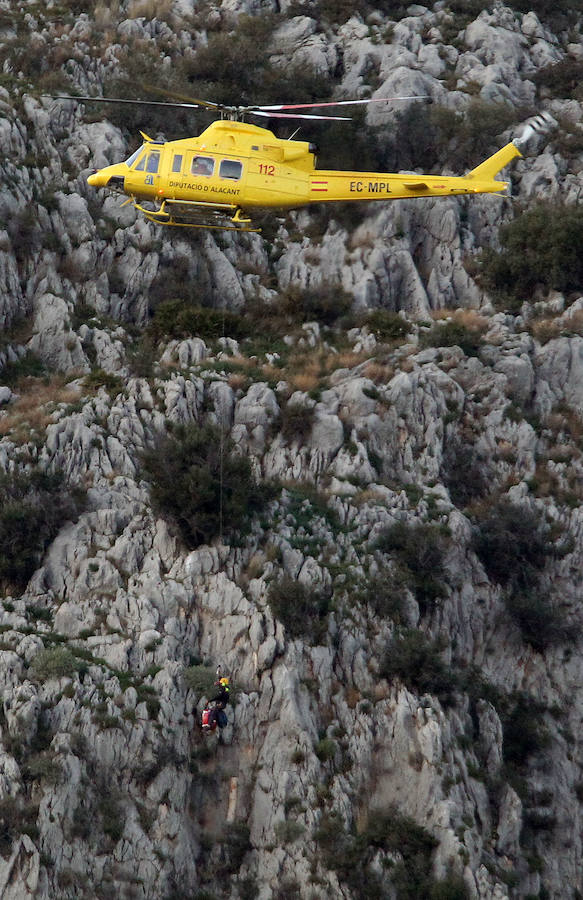 Fotos: Los bomberos rescatan a una pareja que practicaba escalada en Alcalalí