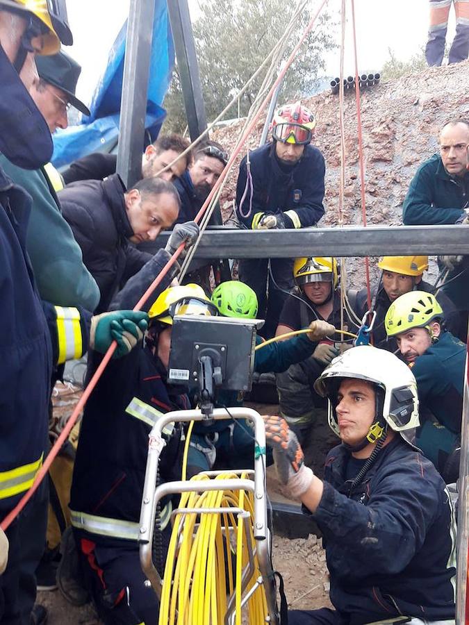 La búsqueda del pequeño Julen, desaparecido el pasado domingo después de precipitarse en un pozo en Málaga, ha superado ya las cien horas de complicados trabajos que todavía no han dado sus frutos. Desde la desaparición, los padres prosiguen con angustia la búsqueda del menor. El padre, José Rocío, es un feriante en paro, y la madre, Victoria María García, es empleada en una cadena de hamburgueserías y residen en la popular barriada de El Palo, en Málaga capital.