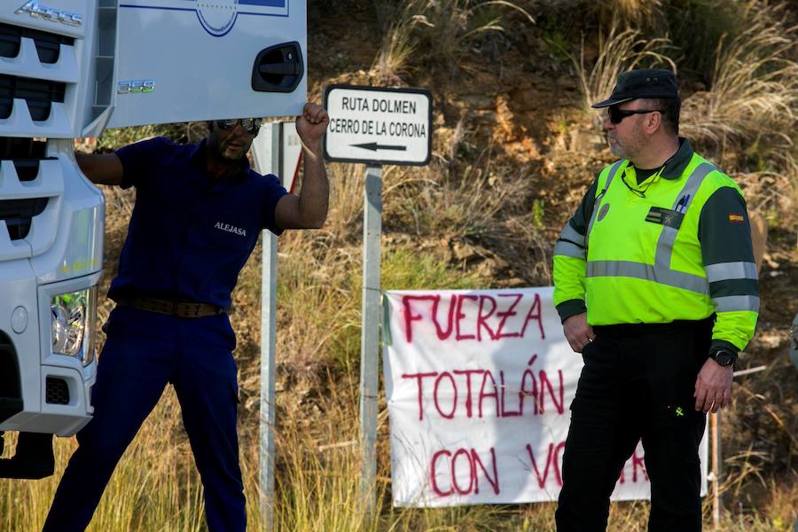 La búsqueda del pequeño Julen, desaparecido el pasado domingo después de precipitarse en un pozo en Málaga, ha superado ya las cien horas de complicados trabajos que todavía no han dado sus frutos. Desde la desaparición, los padres prosiguen con angustia la búsqueda del menor. El padre, José Rocío, es un feriante en paro, y la madre, Victoria María García, es empleada en una cadena de hamburgueserías y residen en la popular barriada de El Palo, en Málaga capital.