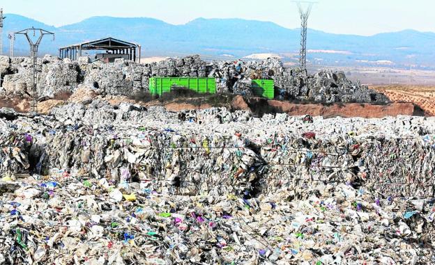 Las toneladas de fardos de plástico acumulados en Utiel Recicla. 