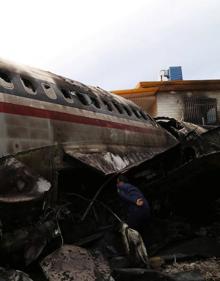 Imagen secundaria 2 - Un avión en llamas se estrella contra una casa tras salirse de la pista de aterrizaje y saltar el muro del aeropuerto