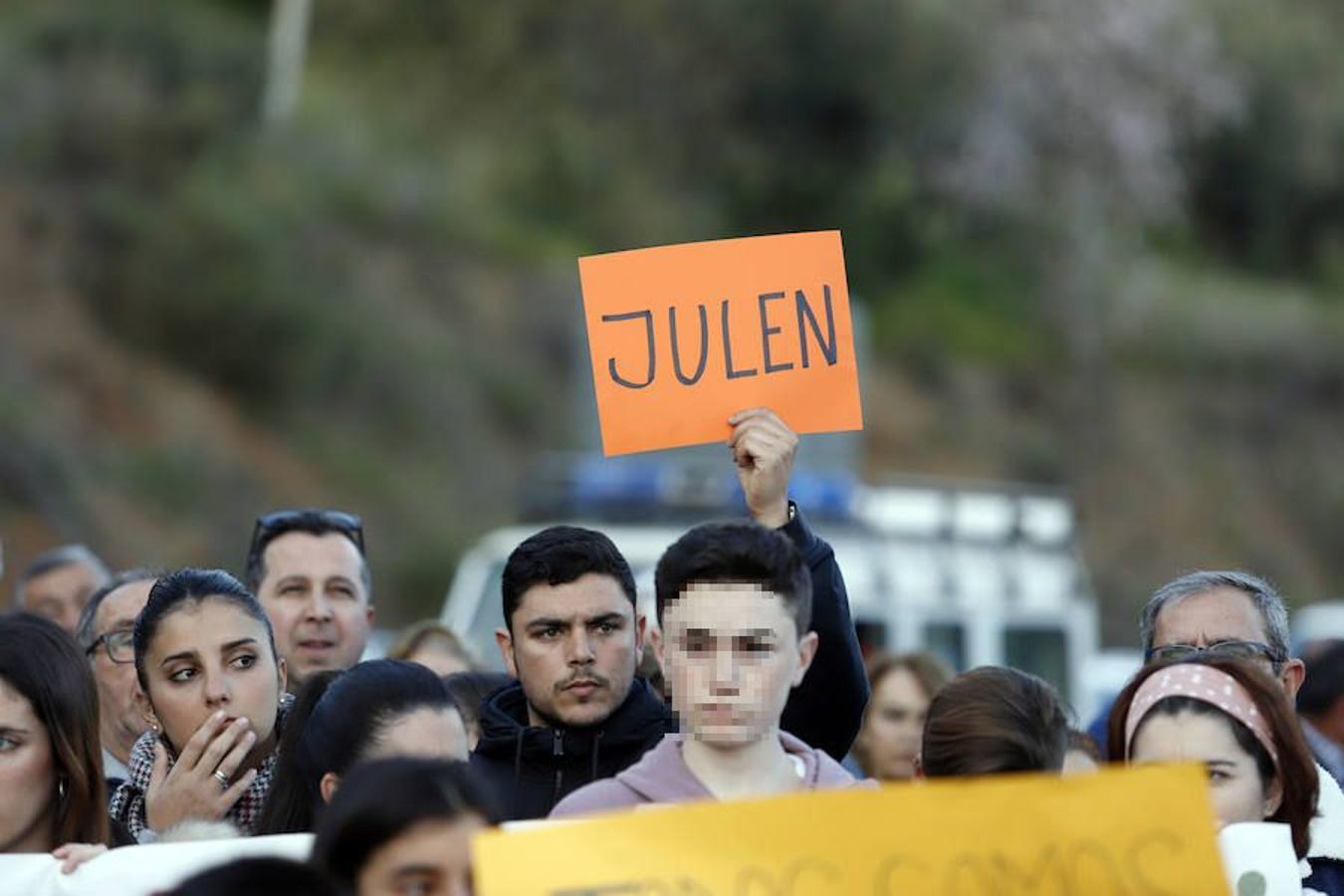 La búsqueda del pequeño Julen, desaparecido el pasado domingo después de precipitarse en un pozo en Málaga, ha superado ya las cien horas de complicados trabajos que todavía no han dado sus frutos. Desde la desaparición, los padres prosiguen con angustia la búsqueda del menor. El padre, José Rocío, es un feriante en paro, y la madre, Victoria María García, es empleada en una cadena de hamburgueserías y residen en la popular barriada de El Palo, en Málaga capital.