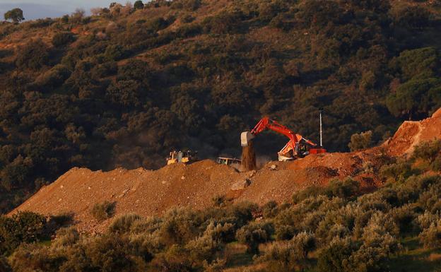 Una excavadora trabaja este jueves en Totalán para rescatar a Julen. 