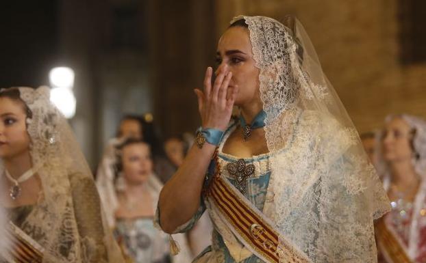 Fallera, durante la Ofrenda.