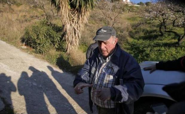 Antonio Sánchez señala la anchura de la prospección en una foto del pasado domingo. 