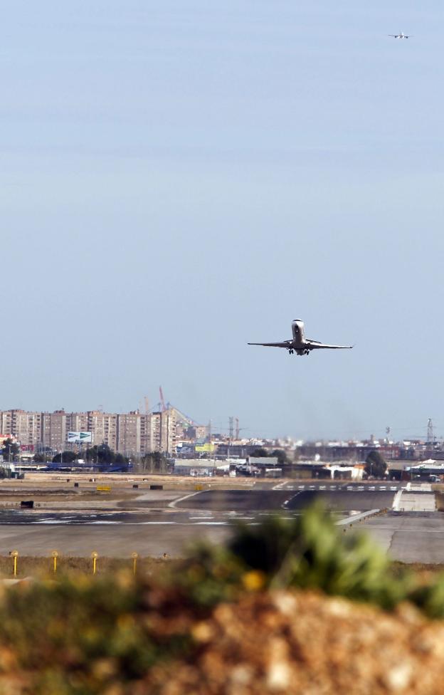 Un avión toma tierra en el aeropuerto de Manises, cerca de varios grupos de viviendas. 