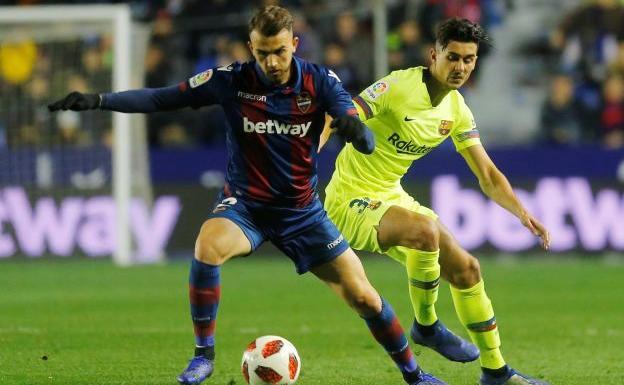 'Chumi' tras Borja Mayoral en el partido de ida disputado en el Ciutat de Valencia.