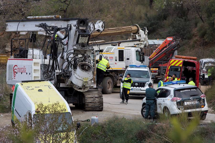 La búsqueda del pequeño Julen, desaparecido el pasado domingo después de precipitarse en un pozo en Málaga, ha superado ya las cien horas de complicados trabajos que todavía no han dado sus frutos. Desde la desaparición, los padres prosiguen con angustia la búsqueda del menor. El padre, José Rocío, es un feriante en paro, y la madre, Victoria María García, es empleada en una cadena de hamburgueserías y residen en la popular barriada de El Palo, en Málaga capital.