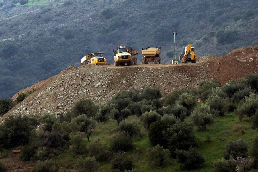 La búsqueda del pequeño Julen, desaparecido el pasado domingo después de precipitarse en un pozo en Málaga, ha superado ya las cien horas de complicados trabajos que todavía no han dado sus frutos. Desde la desaparición, los padres prosiguen con angustia la búsqueda del menor. El padre, José Rocío, es un feriante en paro, y la madre, Victoria María García, es empleada en una cadena de hamburgueserías y residen en la popular barriada de El Palo, en Málaga capital.