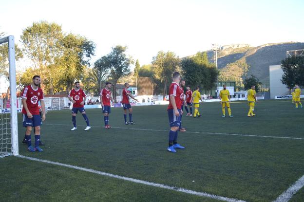 Los jugadores del Tavernes defendiendo un saque de esquina en el partido ante el Dénia. 