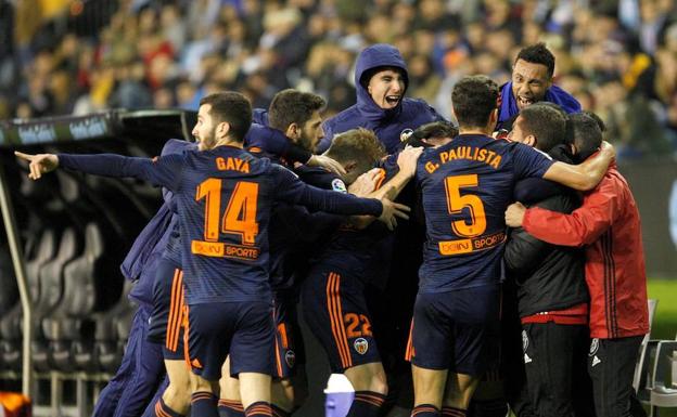 Jugadores y cuerpo técnico del Valencia celebran la victoria.