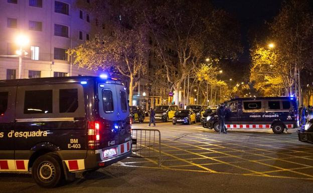 Los Mossos vigilaron durante la madrugada del sábado la protesta de los taxistas en Barcelona.