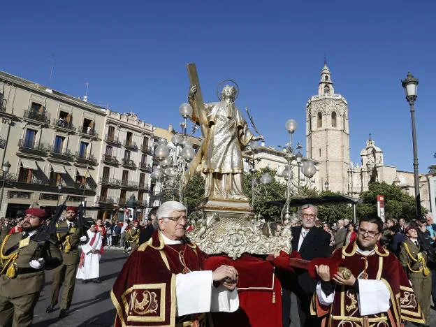 La procesión de San Vicente Mártir, en la plaza de la Reina. 